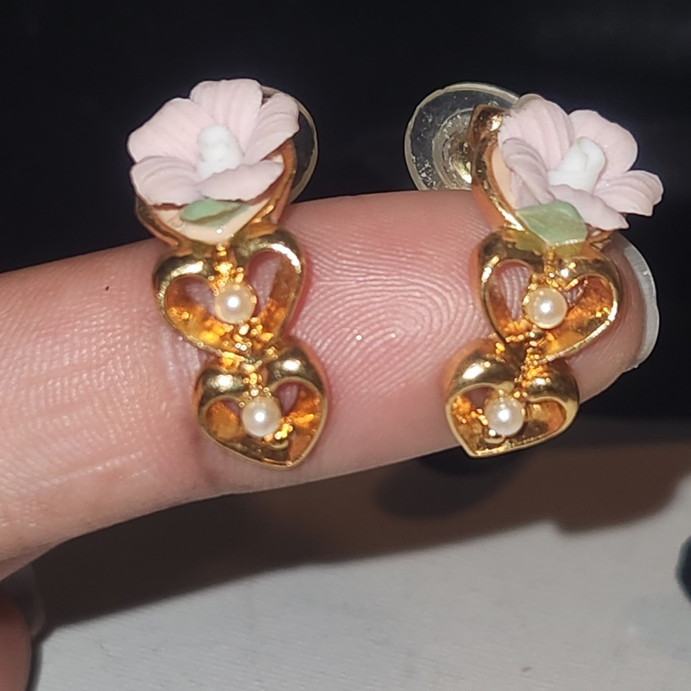 Vintage Avon Gold Tone Pink Flower Heart Faux Pearl Hoop Post Earrings Pierced